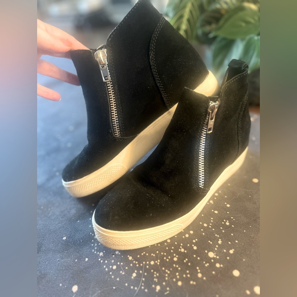 Steve Madden Sneakers 8.5 Black suede platform zip up ankle booties